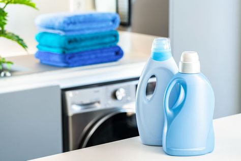 4 Easy Ways to Make Fabric Softener Diy Dryer Sheets, Homemade Dryer Sheets, Diy Fabric Softener, Homemade Dishwasher Detergent, Laundry Detergent Bottles, Homemade Laundry Detergent Recipes, Homemade Fabric Softener, Laundry Detergent Recipe, Diy Laundry Detergent