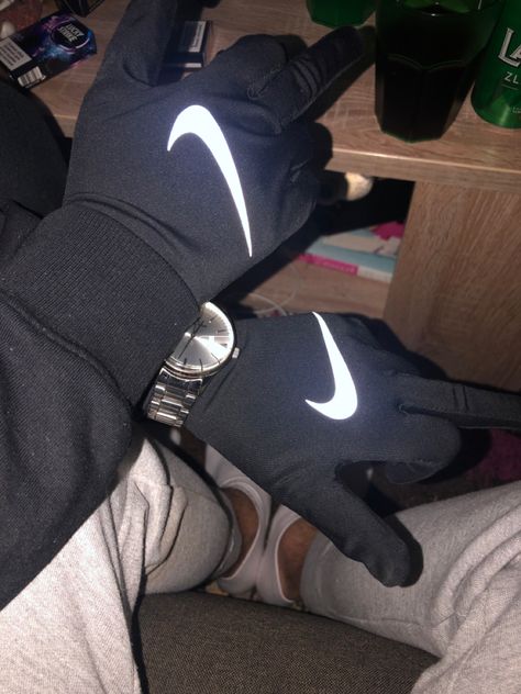 Nike Gloves Drip, Black Nike Aesthetic, Aesthetic Pfp Instagram Black, Black Nike Cap, Nike Drip, Halloween Tiktok, Bmw Drift, Nike Gloves, Gloves Outfit