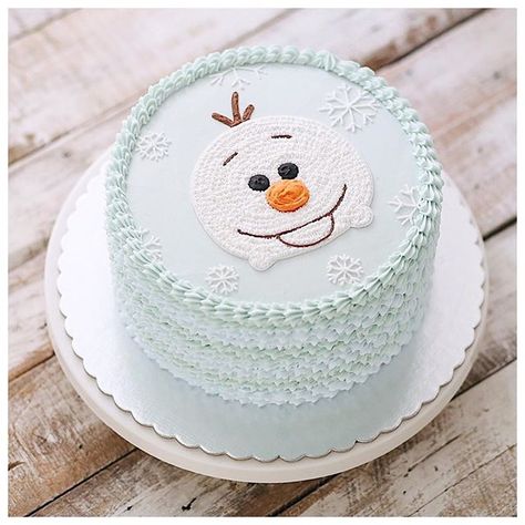 It's super hot here in disneyland. I wish i could meet olaf now Olaf Smash Cake, Butter Icing Cake Designs, Olaf Birthday Cake, Baby Cake Design, Icing Cake Design, Bts Cake, Cake Preparation, Olaf Cake, Cake Designs For Kids