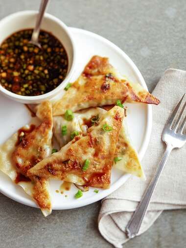 spicy-chicken-pot-stickers-RU175104 Chicken Recipes That Freeze Well, Fancy Party Appetizers, Chicken Pot Stickers, Hor Dourves, Pastry Appetizer, Frozen Appetizers, No Cook Appetizers, Make Ahead Appetizers, Brunch Spread