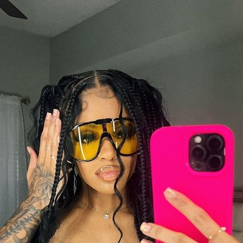 @msdumpiannna on Instagram Sunglasses Photoshoot Photo Ideas, Sunglasses Baddie, Baddie Glasses, Baddie Sunglasses, Cooking Aesthetics, Baddie Era, Festival Hairstyles, Glasses Inspo, Diy Hairstyle