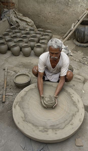 Pottery History, Amazing India, Indian Pottery, Sculptures Céramiques, Africa Do Sul, India People, Cultural Differences, Pottery Wheel, Potters Wheel