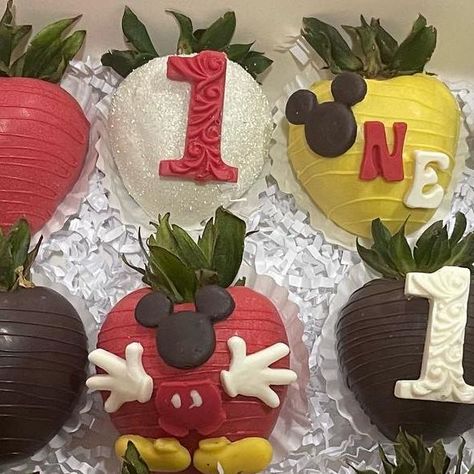 Boxed Dipped Sweets on Instagram: "15 chocolate covered strawberries in Mickey Mouse theme! Totally obsessed with these Mickey molds from @ohsweetartcom 💜 #treatmaker #chocolatecoveredstrawberries #dippedstrawberries #mickeymouse #happybirthday #partytreats #smallbusiness #orangecounty #anaheim" Mickey Mouse Strawberries Chocolate Covered, Mickey Chocolate Covered Strawberries, Mickey Strawberries, Mickey Mouse Chocolate Strawberries, Mickey Mouse Strawberries, Dipped Sweets, Mickey Mouse Treats, Chocolate Covered Desserts, Chocolate Ideas