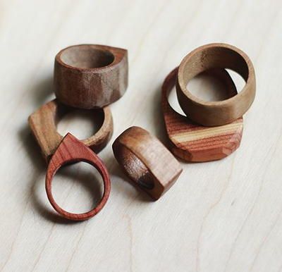 Whimsically Simple DIY Wood Rings have an understated elegance. Olive Theory, Wooden Rings Engagement, Wooden Jewellery, Astuces Diy, Diy Holz, Diy Rings, Wood Rings, Wood Jewelry, Rings Cool