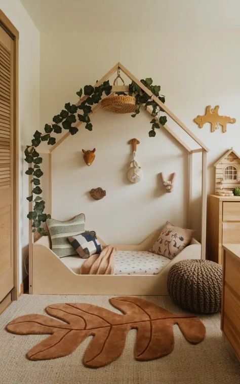 Toddler Bedroom Neutral, Montessori Boy Bedroom, Small Toddler Bedroom Ideas, Small Toddler Bedroom, Contemporary Kids Room, Toddler Bedroom Ideas, Gender Neutral Bedrooms, Toddler Room Ideas, Toddler Boy Room Decor