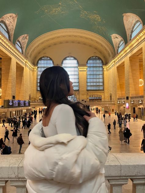 New York Day Aesthetic, Grand Central Station New York Aesthetic, Mew York Aesthetic Girl, Grand Central Station Aesthetic, Nyc Grand Central Station, Nyc It Girl, Grand Central, Train Pics Photo Ideas, Grand Central Station Photoshoot