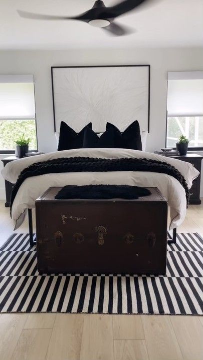 White Bedding With Throw Blanket, White Headboard Black Bedding, Preppy Bed Spread Black And White, White Bedding With Black Pillows, White Bedding Black Pillows, Black Bedframe Grey Bedding, Bedding Ideas With Black Bed Frame, Black And Cream Bedding Neutral Bedrooms, Black Bedding Room Ideas Modern