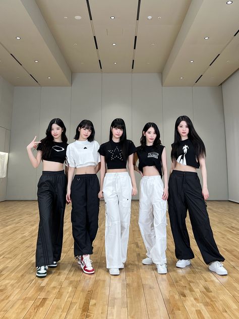 Lesserafim Group, Kpop Dance Practice Outfits, Lesserafim Ot5, Dance Class Outfit, Dance Style Outfits, Dance Outfits Practice, Class Outfit, Preformance Outfits, Dance Training