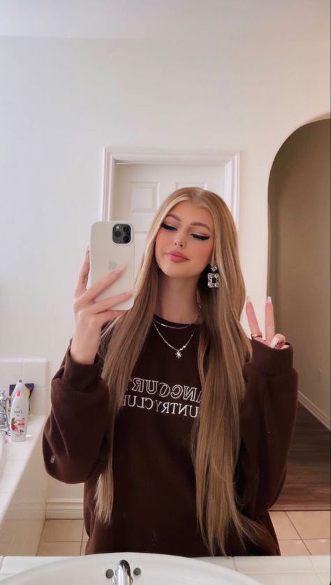 Outfit Botas, Victoria Secret Fragrances, Loren Gray, Famous Girls, Hair Transformation, Blonde Girl, Pretty Woman, Classy Outfits, Cute Hairstyles