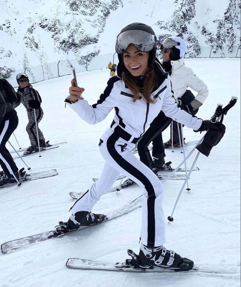 Skier Outfit, Ski Fits, Skiing Aesthetic, Ski Aesthetic, Snow Trip, Color Collage, Ski Holidays, Sk Ii, Ski Season