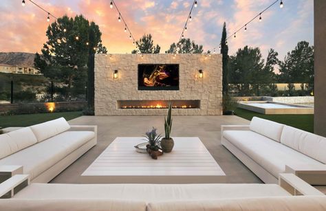 Sunken Fireplace Outdoor, Backyard Hottub Ideas Fire Pits, Modern Outdoor Fireplace Patio, Outdoor Fireplace Wall With Tv, Modern Backyard Fireplace, Backyard Fireplace With Tv, Modern Outdoor Deck Ideas, Outdoor Tv And Fireplace, Texas Outdoor Living Space