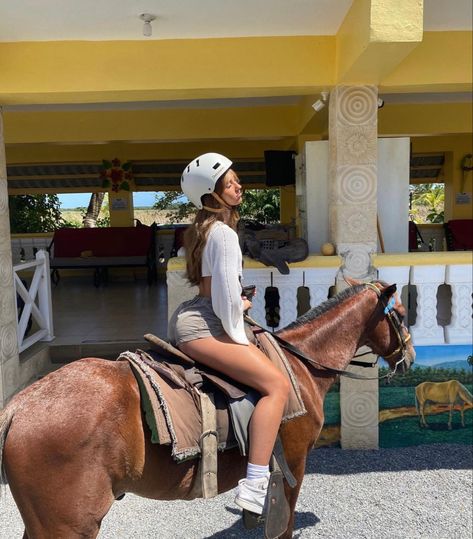 Julia Ernst, Hourglass Outfits, Horse Back Riding, Love Horses, Usa Girls, Gym Routine, Dressup Party, Fitness Inspiration Body, Body Inspiration