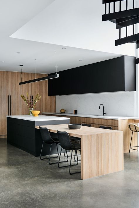 Black And Wood Kitchen Cabinets, Minimalist Kitchen Backsplash, L Shape Kitchen Design, L Shape Kitchen, Functional Kitchen Design, Shaped Kitchen, 2024 Kitchen, L Shaped Kitchen, White Backsplash