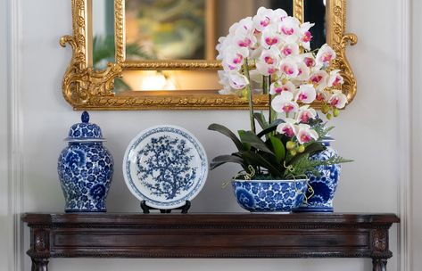 Chinoiserie: How the Style Inspired Contemporary Design Trends Chinoiserie Entryway, Chinese Vase Decor, Restoration Hardware Cloud, Rustic Outdoor Furniture, Interior Design Principles, Chinoiserie Vase, Luxe Decor, Forest Mural, Chinoiserie Decorating