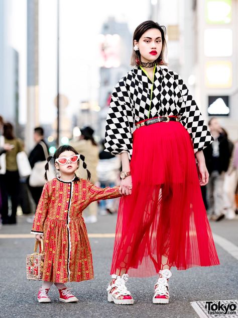 Mother-and-daughter duo in color-coordinated street fashion with kimono top and Converse sneakers. Japan Street Fashion, Tokyo Aesthetic, Harajuku Street Style, Kimono Outfits, Colorful Clothing, Japan Fashion Street, Harajuku Fashion Street, 일본 패션, Streetwear Inspo