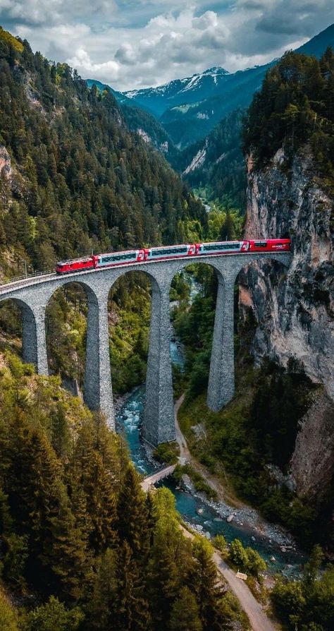 Raktima Saikia on Twitter: "Switzerland 🇨🇭🇨🇭 #photography https://t.co/fGmhfSDqOh" / Twitter Glacier Express, Wallpaper Winter, Ben Nevis, Model Train Sets, St Moritz, Snowdonia, Swiss Alps, A Bridge, Train Travel