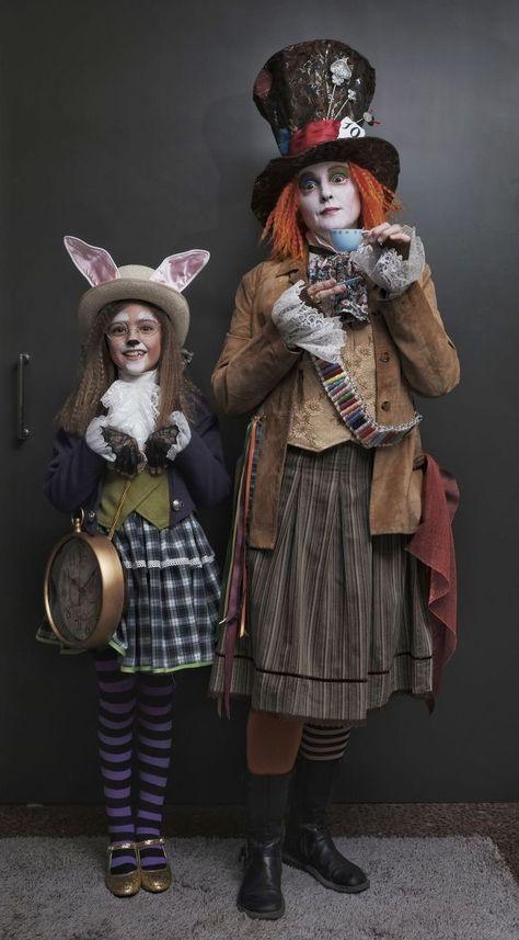 Family Costumes For 4, Family Costumes For 3, Disney Family Costumes, Family Costumes Diy, Mad Hatter Costume, Rabbit White, Rabbit Costume, Halloween Costumes For 3, Alice In Wonderland Costume