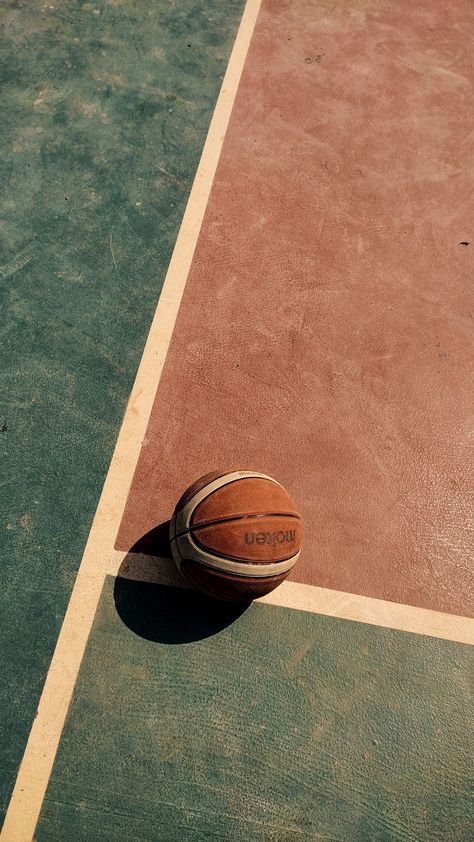 Old Basketball Aesthetic, Basketball Court Wallpaper Aesthetic, Basketball Vintage Aesthetic, Vintage Basketball Aesthetic Wallpaper, Vintage Basketball Aesthetic Room, 80s Basketball Aesthetic, Basketball Field Aesthetic, Streetball Wallpaper, Sports Wallpaper Aesthetic