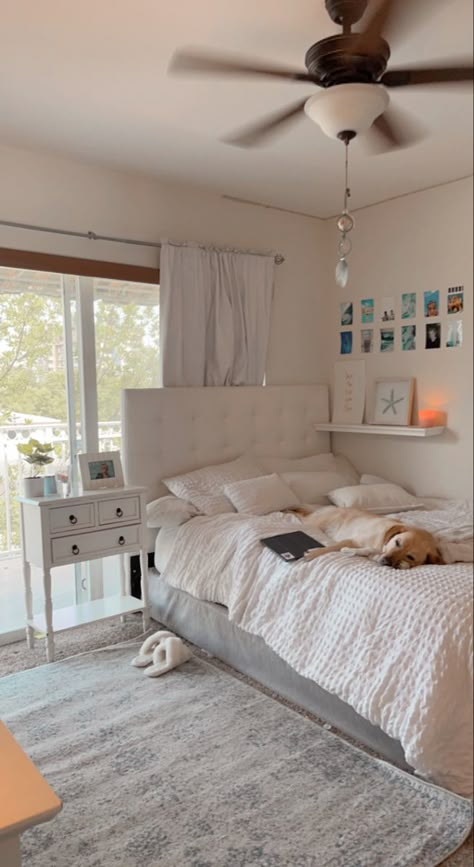 Minimal Beach Aesthetic Room, Cute Bedroom Ideas Beachy, Aesthetic Room Ideas Beachy, Classy Beach Bedroom, Tsitp Room Ideas, Beachy Simple Room, Beachy Clean Girl Room, Clean Summer Room Aesthetic, Beach Bedroom Preppy