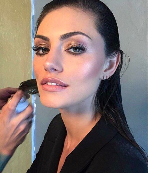 Red Eyeshadow Look, Red Carpet Makeup, Makeup Tumblr, Pretty Makeup Looks, Red Eyeshadow, Fall Makeup Looks, Gorgeous Skin, Phoebe Tonkin, Face Lotion