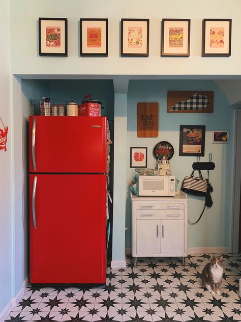 When you can't afford retro red appliances, you paint! Red Retro Kitchen, Red Fridge Kitchen, Red Kitchen Appliances, Modern Fridge, Red Fridge, Red Appliances, Red Refrigerator, Fridge Makeover, Painted Fridge