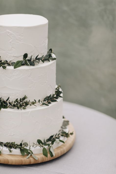 Forest Green Wedding Cake Ideas, Green White Wedding Cake, Save Green Wedding Cake, Sage Theme Wedding Cake, Forest Fairy Wedding Cake, Layered Wedding Cake, No Icing Wedding Cake, Eucalyptus Cake Decor, Wedding Cake With Green