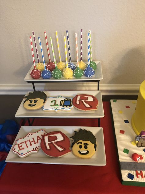 Roblox Chocolate Covered Strawberries, Roblox Cakepops, Roblox Cake Pops, Roblox Birthday Treats, Dti Roblox Party Theme, Roblox Candy Table, Mini Golf Birthday Party, Roblox Birthday Cake, Video Game Cakes