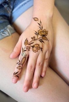 Minimalist Mehendi Designs, Floral Mehndi, Henna Designs Wrist, Finger Henna Designs, Tato Henna, Henna Tattoo Hand, Henna Tattoo Designs Hand, Mehndi Designs Bridal Hands, Simple Henna Tattoo