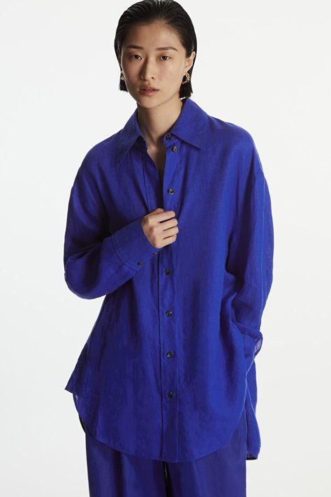 Crafted from pure breathable linen in blue, this lightweight shirt is cut for an oversized fit and features tortoise shell-effect buttons, a relaxed sleeve and a stepped hem for a laidback silhouette. - Pointed collar - Exposed placket - Cuffed long sleeves 100% Linen / Machine wash cold Back length of size 6 is 34" Oversized Striped Shirt, Blue Linen Shirt, Grey Denim Shorts, Oversized Linen Shirt, Oversized Long Sleeve Shirt, Wool Waistcoat, Oversized Trench Coat, Workwear Essentials, Summer Office