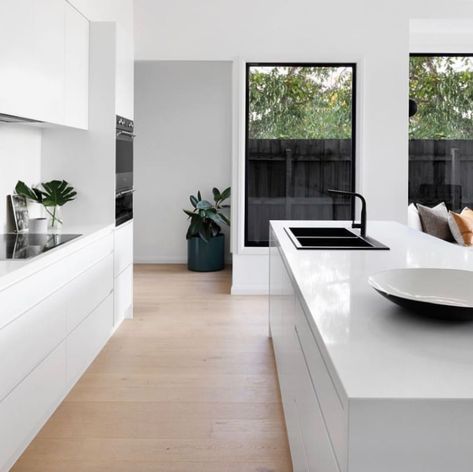 White Kitchen Modern, Luxury White Kitchen, 2023 Modern Kitchen, White Kitchen Interior Design, White Kitchen Interior, Modern Kitchen Remodel, Sleek Kitchen, Kitchen Remodel Design, Kitchen Decor Ideas