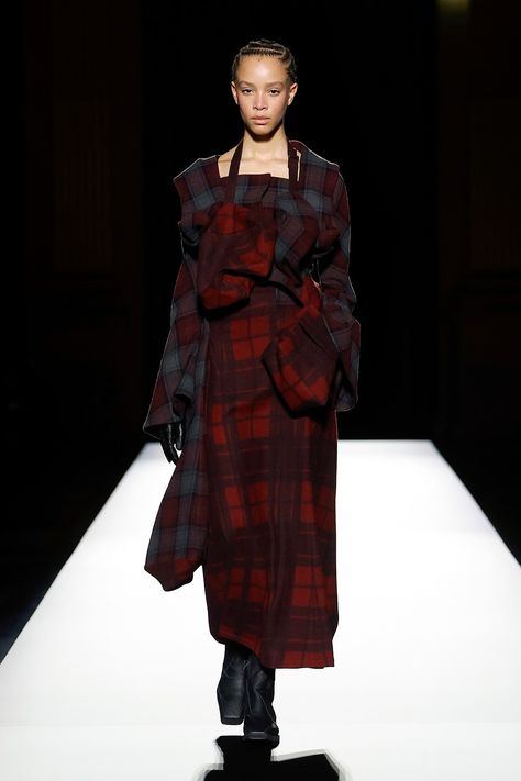 Vintage Winter Outfits, Yoji Yamamoto, Punk Street Style, Women's Runway Fashion, Tartan Dress, Vintage Winter, Spring Summer 2014, Yohji Yamamoto, Japanese Fashion