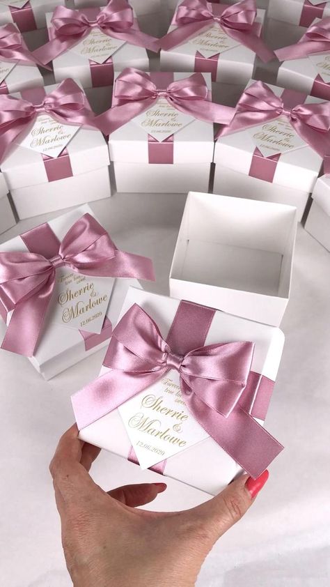 Crafts For Gifts, Favor Boxes Wedding, White Wedding Favors, Săpunuri Handmade, Wedding Favor Box, Candy Wedding Favors, Elegant Wedding Favors, Wedding Gifts Packaging, Gifts Wrapping Diy