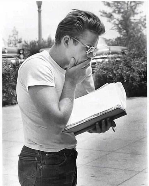 James Dean reading his script Jim Stark, James Dean Photos, People Reading, Jimmy Dean, East Of Eden, Lauren Bacall, Cary Grant, James Dean, White Photo