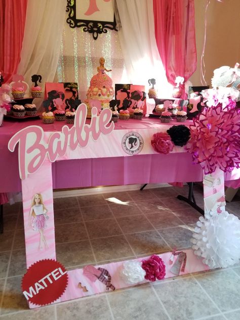 Barbie Frames Birthday Parties, Barbie Photo Frame Prop, Diy Barbie Photo Frame, Barbie Frame Photoshoot, Diy Barbie Photo Booth Frame, Barbie Picture Frame, Barbie Selfie Frame, Barbie Props Party Ideas, Barbie Photo Frame