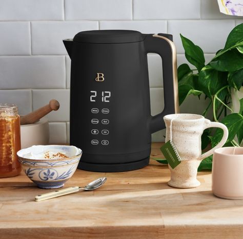 A beautiful matte black electric kettle by Drew Barrymore with a touch-activated display. This sleek kettle can boil seven cups of water in under seven minutes. And just look at how STUNNING it is! Electric Toaster, Coffee Supplies, Electric Tea Kettle, Electric Juicer, Kitchen Accessories Decor, Kitchen Timers, Water Kettle, Black Sesame, 7 Minutes