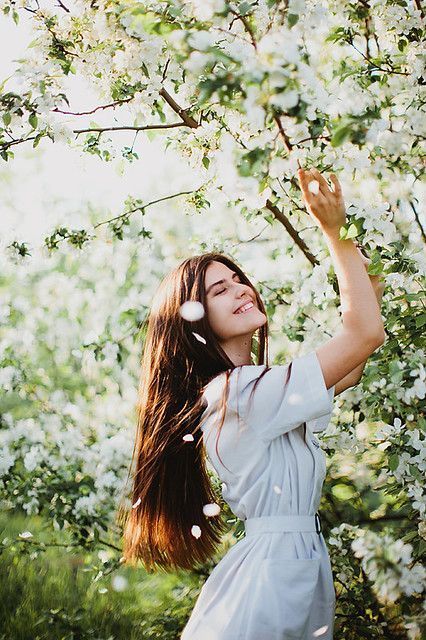 Cherry Blossom Pictures, Summer Happiness, Spring Portraits, Beautiful Photoshoot Ideas, Spring Photoshoot, Flower Photoshoot, Photography Posing Guide, Outdoor Photoshoot, Instagram Ideas Photography