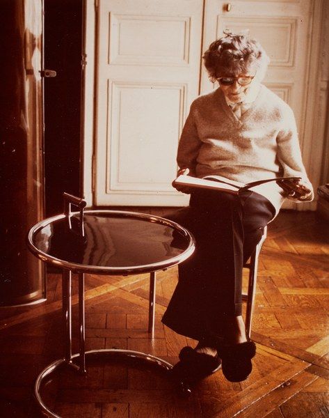 Gray, at home in Paris, with the E.1027 table, 1927. Courtesy of the National Museum of Ireland. Eileen Gray Furniture, Eileen Gray E1027, Eileen Gray Table, Eileen Grey, Furniture Design Table, Nice Furniture, Deco Interiors, Reflective Journal, Modernist Furniture