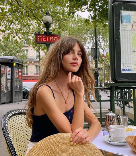 Long Hair With Bangs French, French Girl Bangs Long Hair, Italian Hairstyles Woman, French Girl Hair, Stile Kylie Jenner, Sean Anderson, Italian Hair, Top Pictures, Short Bangs