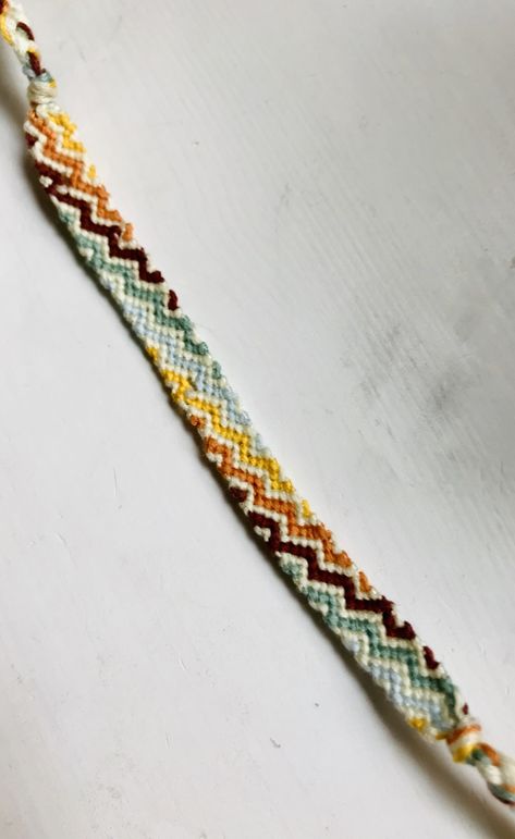 Bracelet Patterns Zig Zag, Zig Zag Bracelet, Friendship Bracelet Tutorial, Embroidery Floss Bracelets, Friendship Bracelet Patterns Tutorials, Bracelet Patterns Tutorials, String Friendship Bracelets, Floss Bracelets, Bracelets Macrame