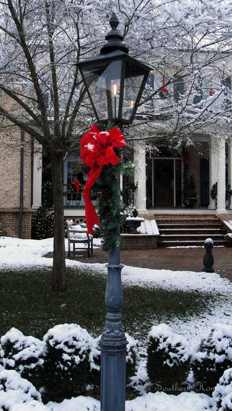 Christmas Lamp Post, Outdoor Christmas Diy, Dreaming Of A White Christmas, Christmas Lamp, Prince Henry, A White Christmas, Outdoor Christmas Lights, Southern Home, Christmas Porch