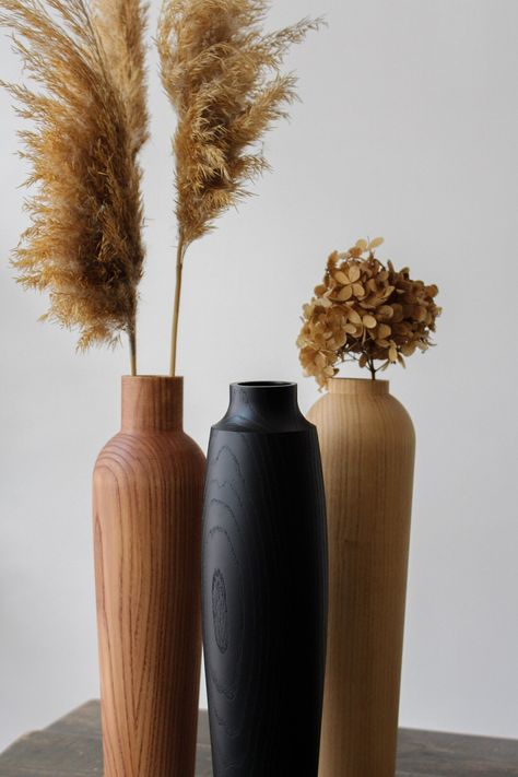 On adore ces vases esthétiques en bois de frêne pour fleurs séchées. Chaque vase est fabriqué à la main et possède également son propre motif unique et inimitable de la nature. Simple dans sa forme, un vase en bois ajoutera du confort à nimporte quel espace. Les vases sont disponibles en 3 styles et Turned Vase, Vase Noir, Black Vase, Wood Vase, Wooden Vase, Wooden Candle Holders, Wood Turning Projects, Modern Vase, Vase Set