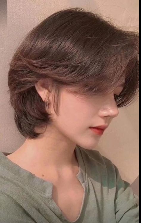 Japanese Short Haircut, Corte Fluffy, Short Hair For Chubby Faces, Japanese Short Hair, Tomboy Haircut, Chubby Face Haircuts, Shot Hair, Tomboy Hairstyles, Short Hair Tomboy