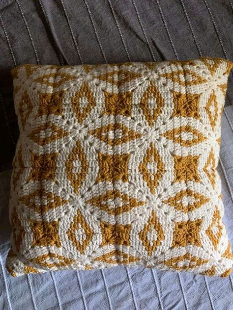 Crochet A Pillow, Easy Simple Crochet, Crochet Cushion Covers, Diy Granny Square, Crochet Gift Ideas, Autumn Crochet, Crochet Cushion, Crochet Pillow Cover, Crochet Cushion Cover