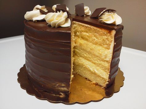 Tiny Pastries, England Cake, Decorative Desserts, Chocolate Hazelnut Cake, Baked Sweets, Order Cakes Online, Bavarian Cream, Yoghurt Cake, Gourmet Cakes