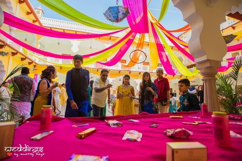 New Fun Games to Play at Your Mehendi! (* Keep Your Guests Constantly Amused!) Haldi Ceremony Games, Dholki Games, Games For Haldi Function, Haldi Games Ideas, Haldi Games, Carnival Stalls, Indian Wedding Games, Dholki Decor, Indian Games