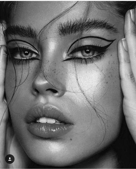 Black And White Photography Makeup, Portrate Drawing, Daisy Jelley, Tears Art, Black And White Face, Art Photography Portrait, Portrait Photography Women, Face Sketch, Face Photography