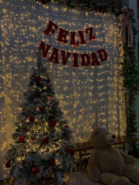 feliz navidad, christmas 2022 Christmas Decoration For School, Photo Wall Christmas, Christmas Decor Ideas Room, Posada Ideas, Christmas Party Backdrop Ideas, Adult Christmas Party Decorations, Easy Christmas Backdrop, Friendsmas Party Ideas Decorations, Christmas Decor For Kids