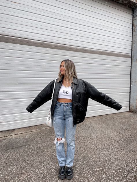 Doc Martens Outfit 90s, Doc Marten Concert Outfit, Platform Oxford Doc Martens Outfit, Cute Outfits With Doc Martens, Docs With Jeans, Oxford Doc Martens Outfit, Oversized Leather Jacket Outfit, Chunky Boot Outfit, Chelsea Doc Martens