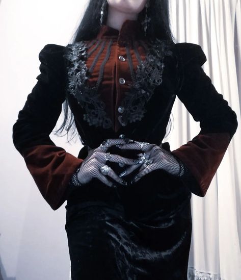 Gothic Outfits Victorian, Goth Outfits Vintage, Victorian Goth Woman, Romantic Goth Fashion Victorian, Victorian Romantic Goth, Victorian Art Style, Vampiric Goth Outfits, Victorian Goth Outfits Women, Modern Victorian Gothic Fashion