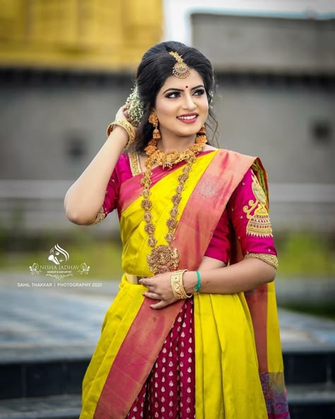 Girl Saree Photoshooting, Dulhan Haldi Pose, Bridal Photo Shoot Poses, Puberty Poses, Poses For Women Photography, Haldi Pic, Bride Stills, Wedding Dulhan Pose, Haldi Poses